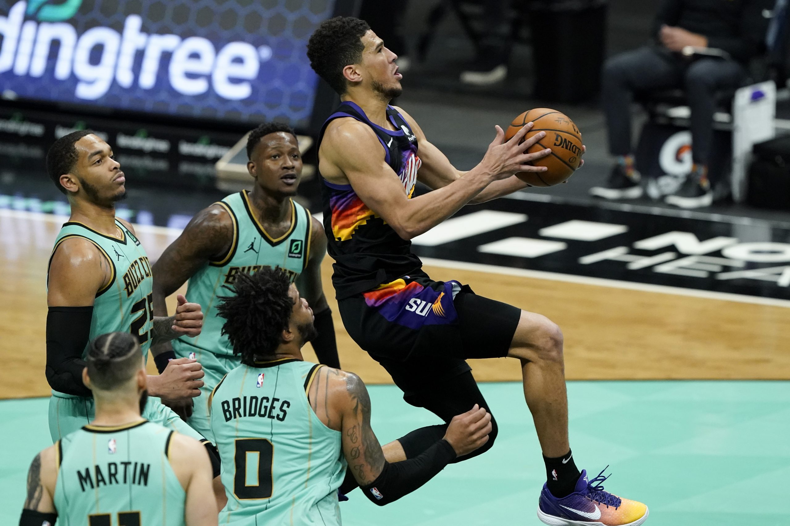 Phoenix Suns win again while Los Angeles Lakers bring in help for title defence