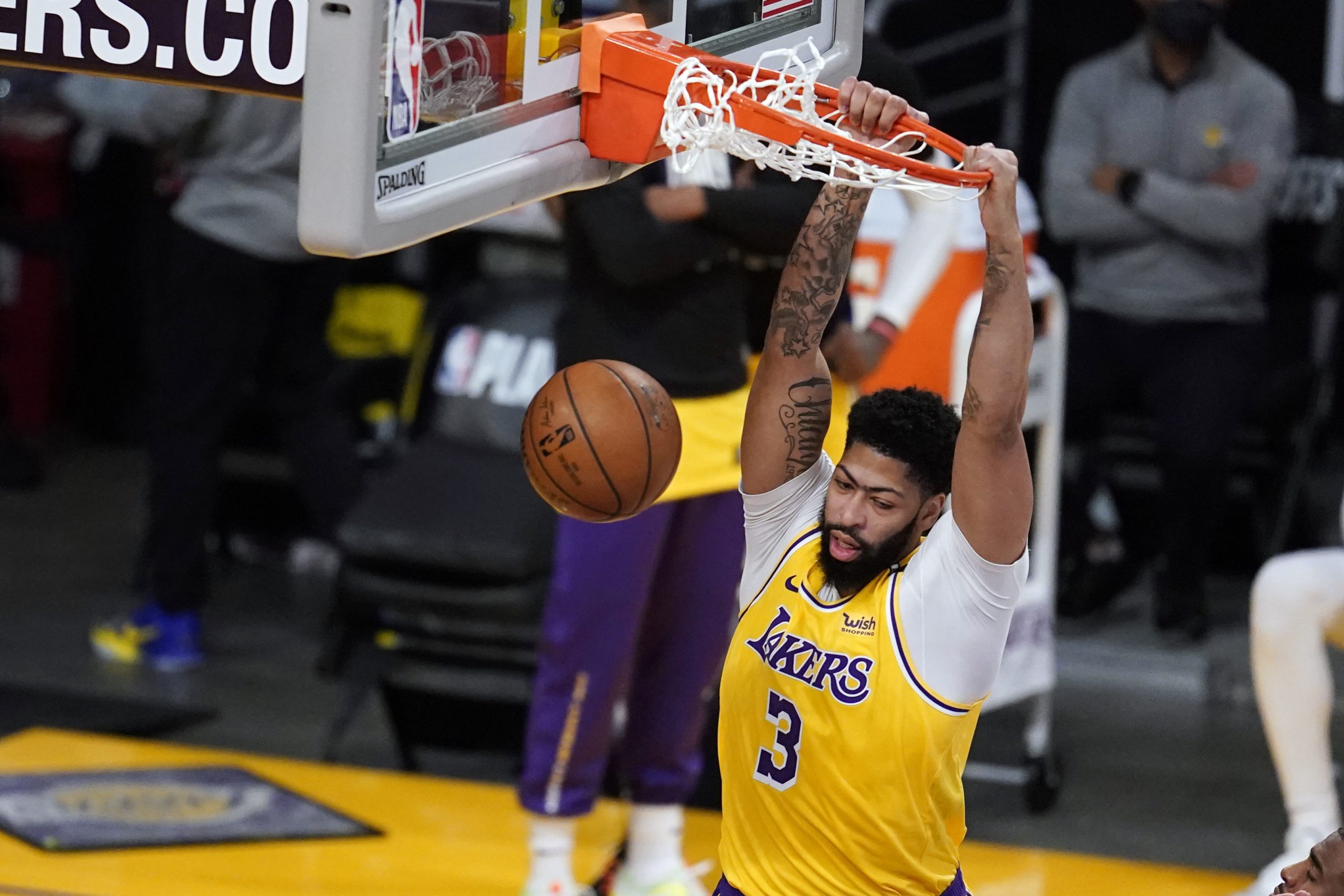 Anthony Davis double-double carries Los Angeles Lakers over Phoenix Suns