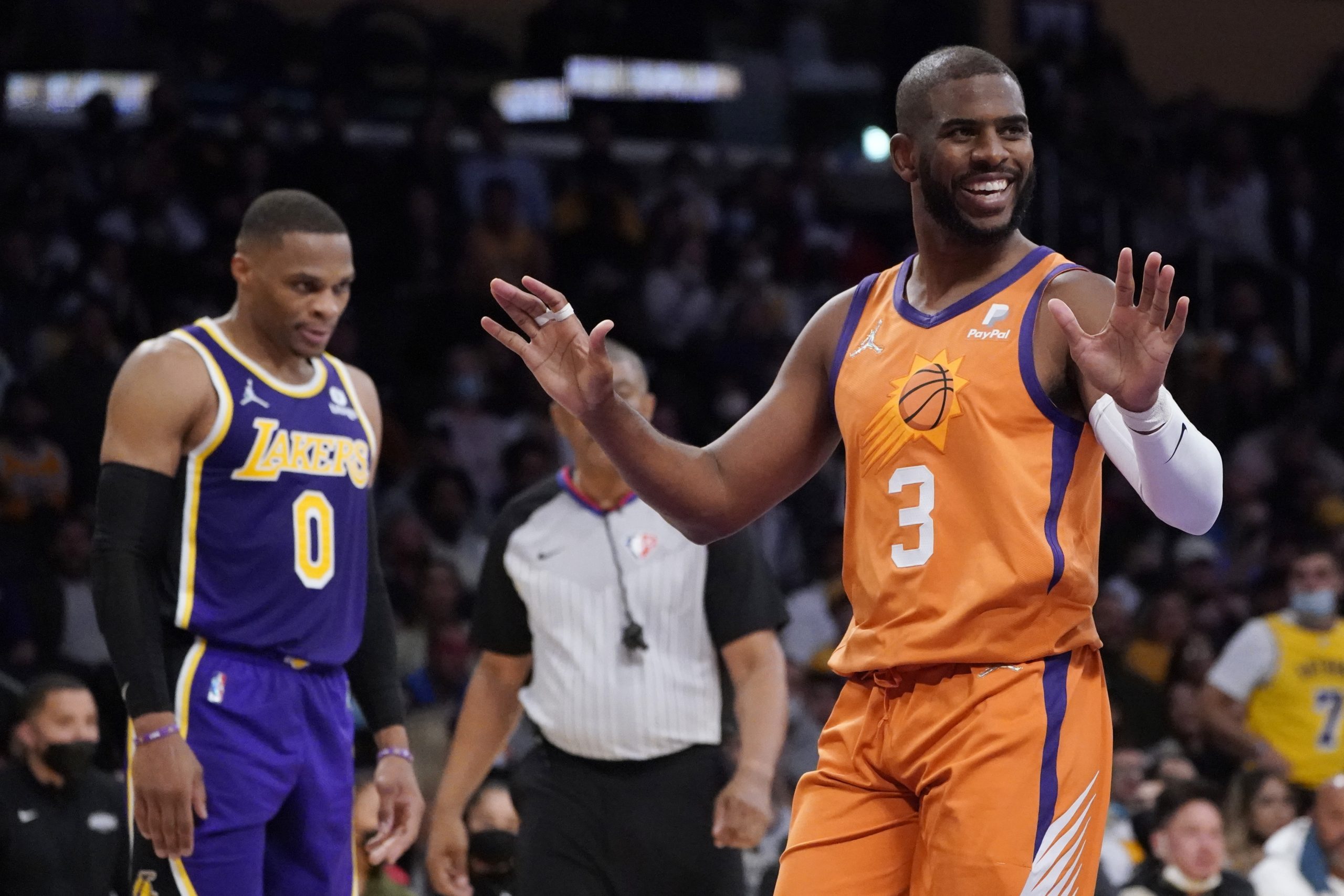 Chris Paul reaches 20,000 points as the Phoenix Suns beat the Los Angeles Lakers