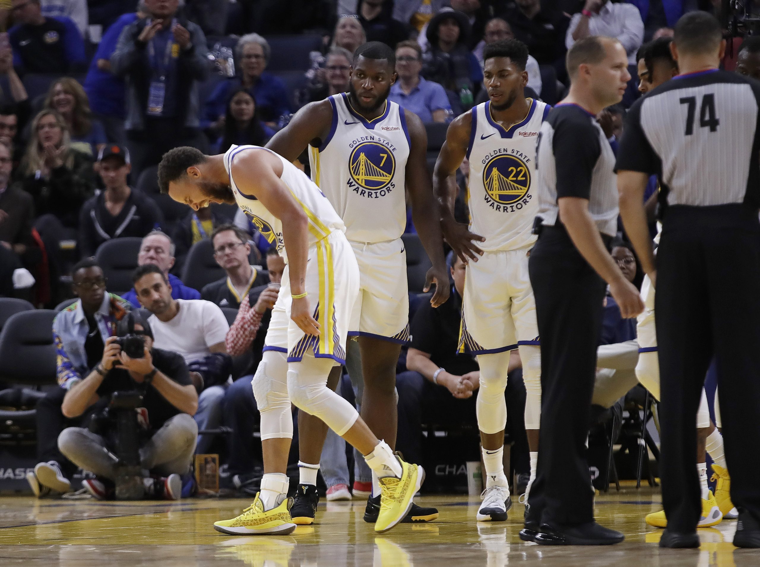 Curry breaks hand in Warriors’ loss