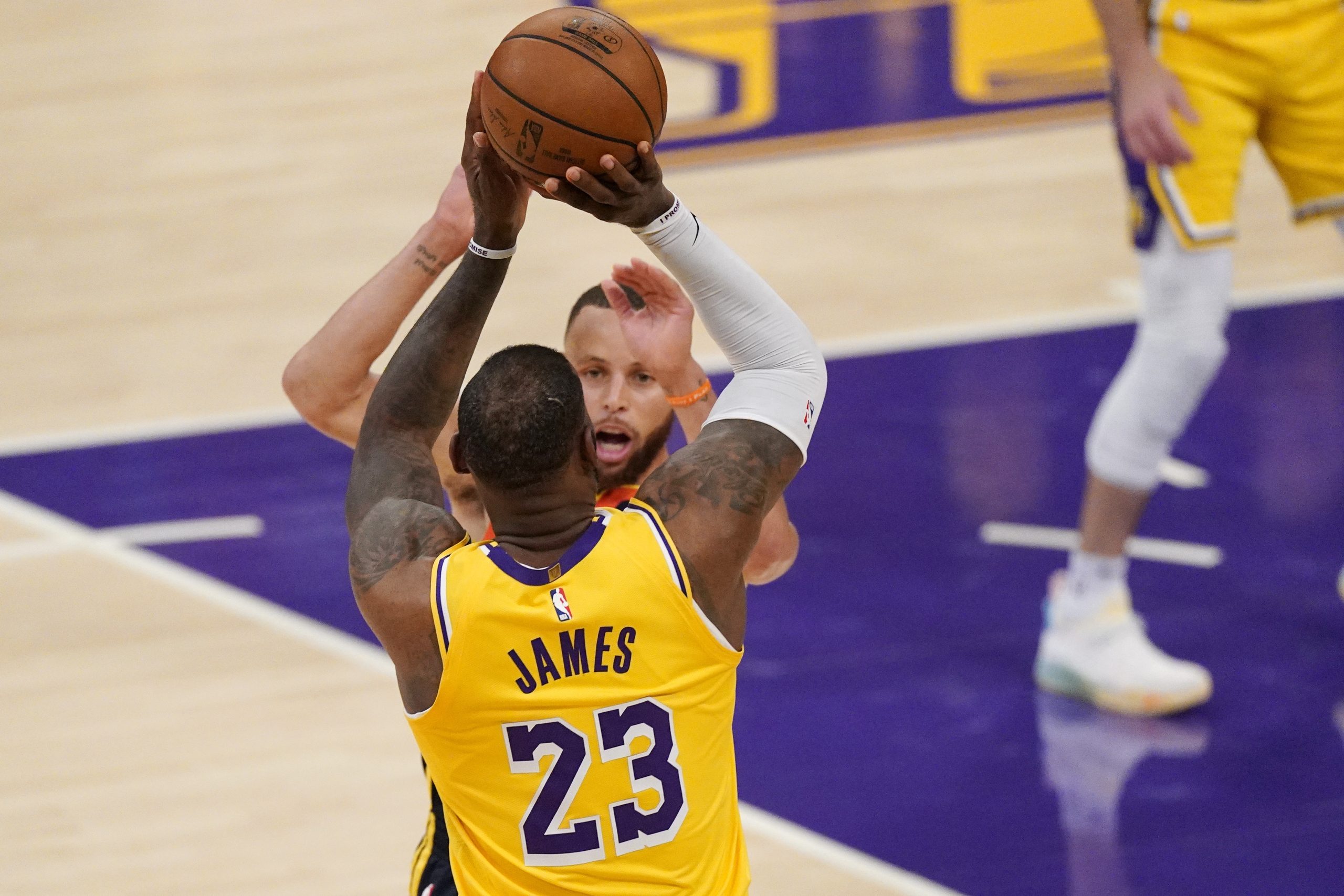 LeBron James sinks game-winning three-pointer for Lakers over Warriors