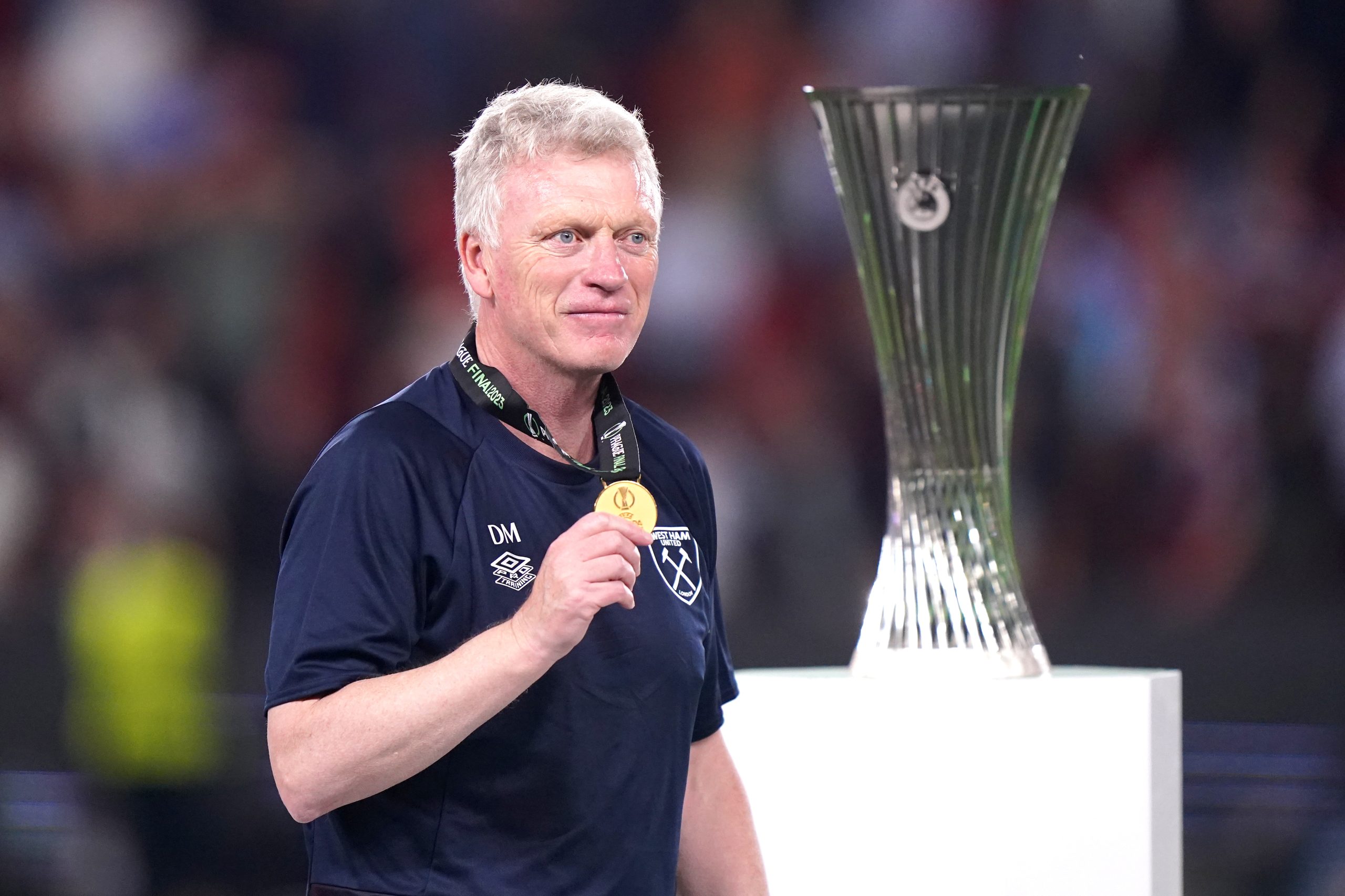 David Moyes hands over medal to his father after West Ham end wait for trophy